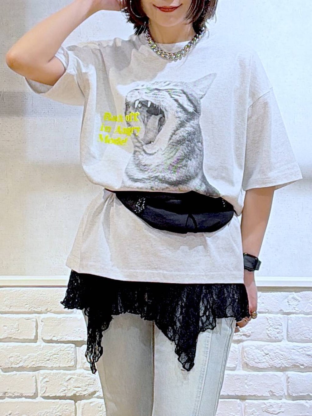 グレー系のTシャツ/カットソー、ブルー系のデニムパンツ、ブラック系のボディバッグ/ウエストポーチを着用したレディースの春コーディネートの2枚目の写真