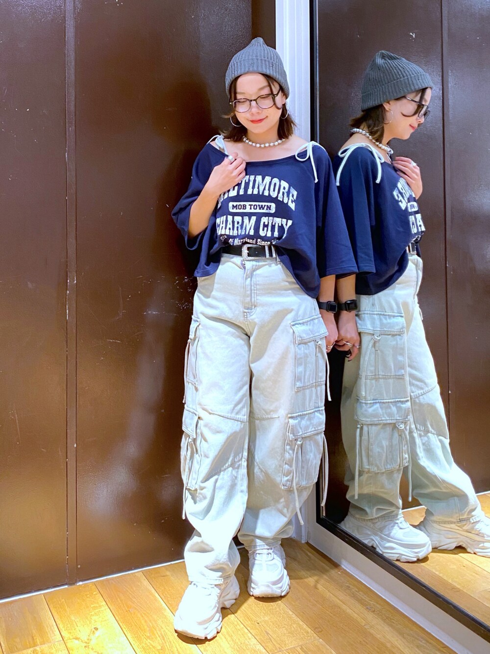 ブルー系のデニムパンツ、ホワイト系のスニーカー、ブルー系のTシャツ/カットソーを着用したレディースの夏コーディネートの9枚目の写真