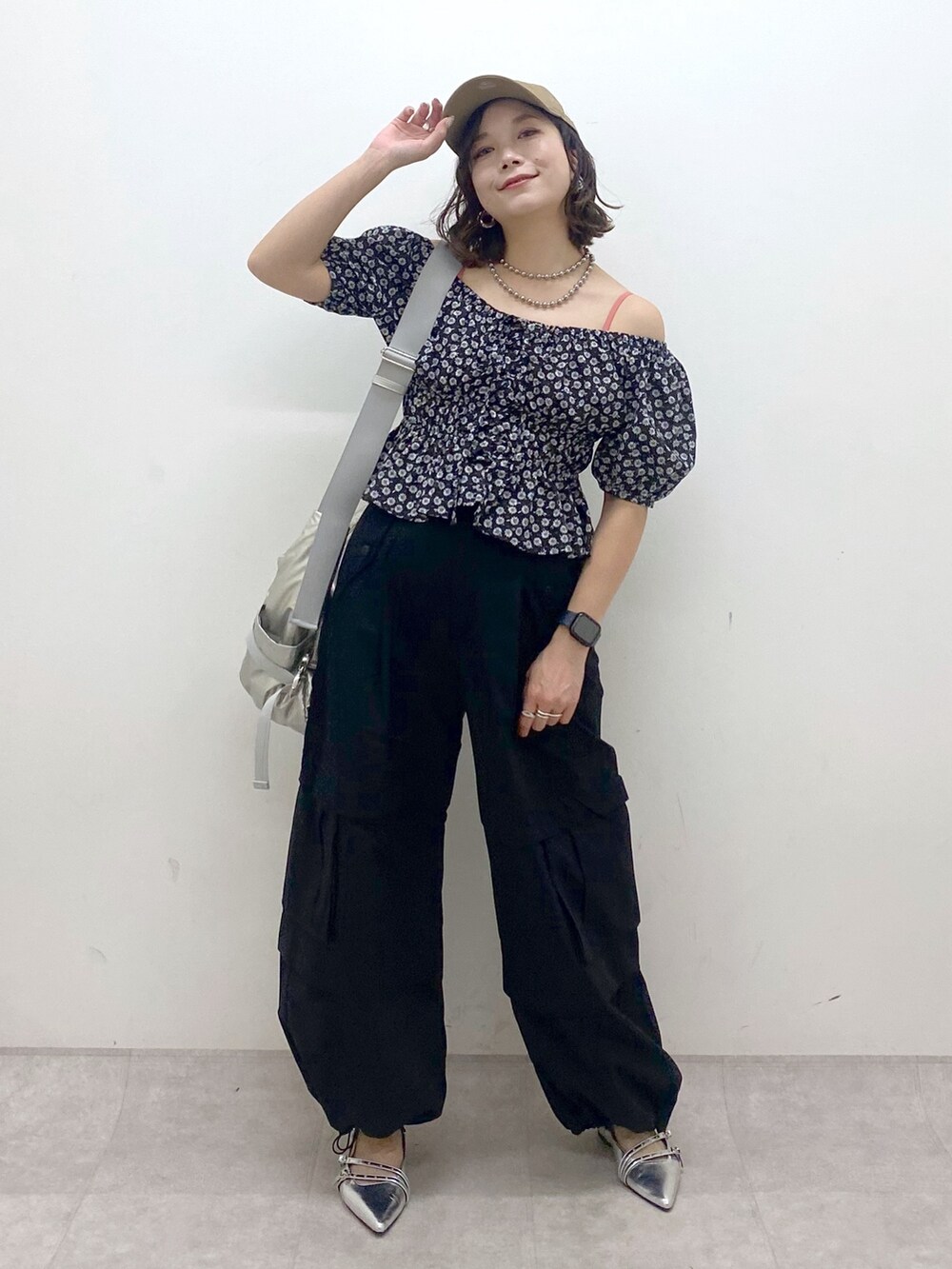 ブラック系のその他パンツ、シルバー系のショルダーバッグ、シルバー系のパンプスを着用したレディースの夏コーディネートの9枚目の写真