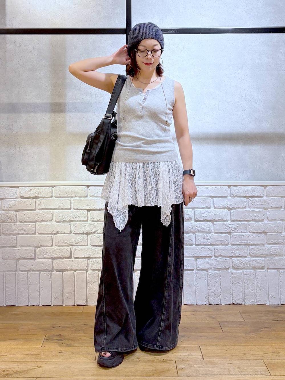 ブラック系のデニムパンツ、ブラック系のショルダーバッグ、ブラック系のサンダルを着用したレディースの夏コーディネートの9枚目の写真