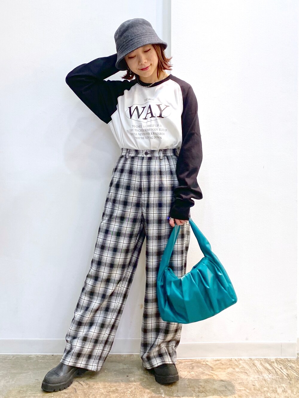 ブラック系のTシャツ/カットソー、グリーン系のハンドバッグ、ブラック系のその他パンツを着用したレディースの秋コーディネートの2枚目の写真