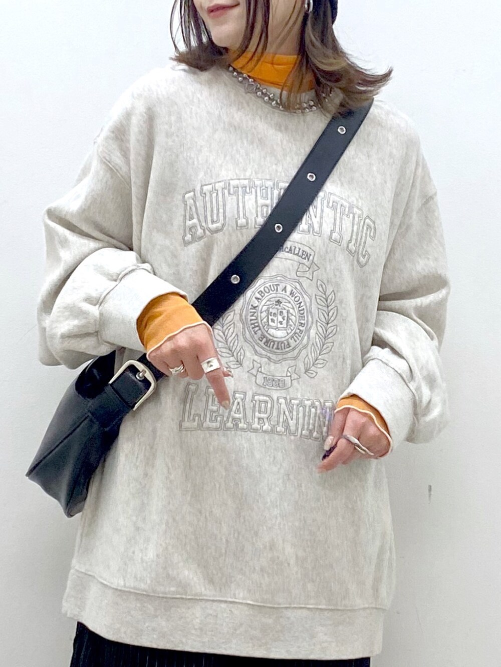 ブラック系のショルダーバッグ、ベージュ系のスウェット、その他のその他パンツを着用したレディースの春コーディネートの2枚目の写真