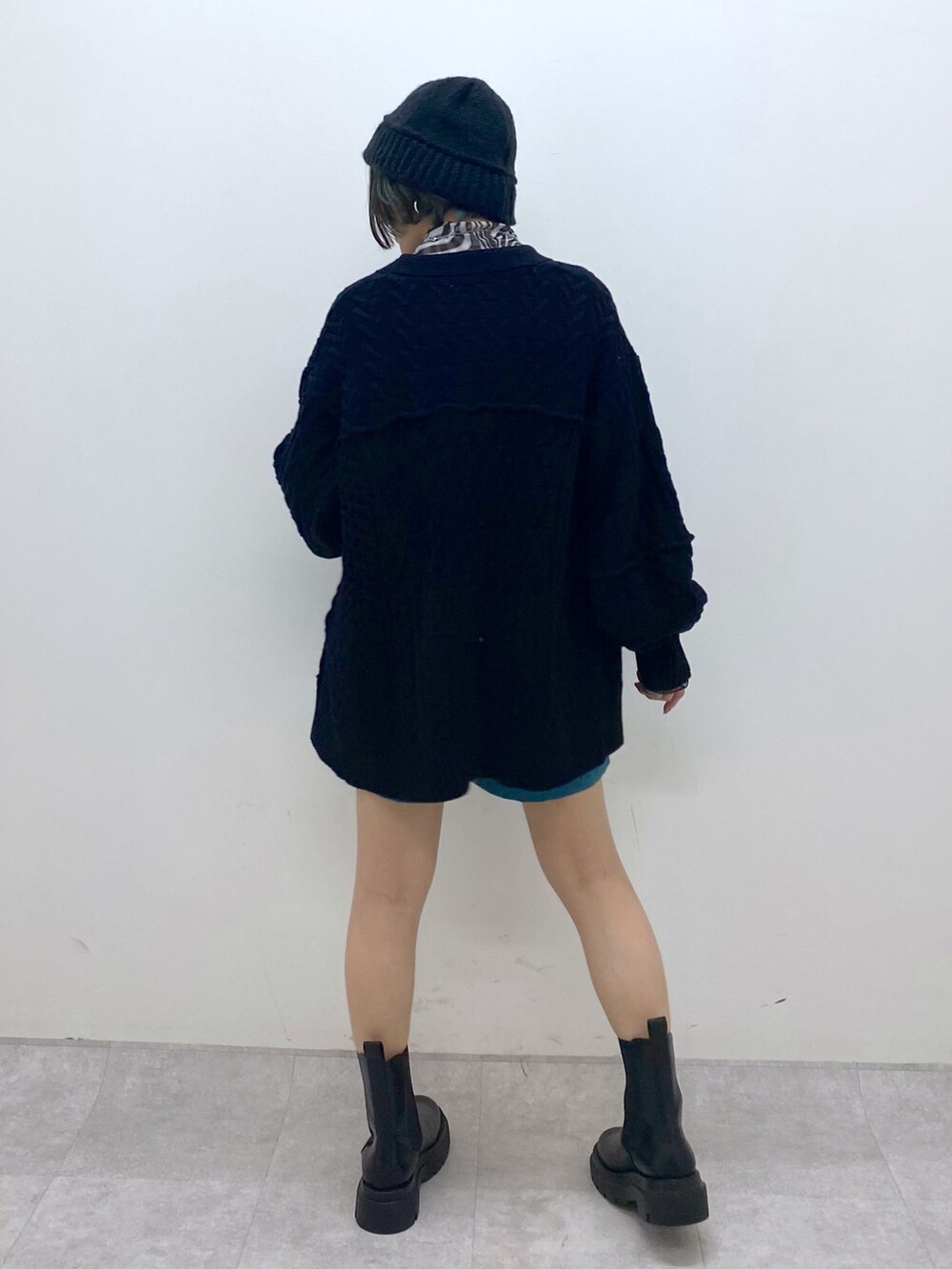 ブラック系のトップス、ブラック系のトップス、ブルー系のその他パンツを着用したレディースの秋コーディネートの3枚目の写真