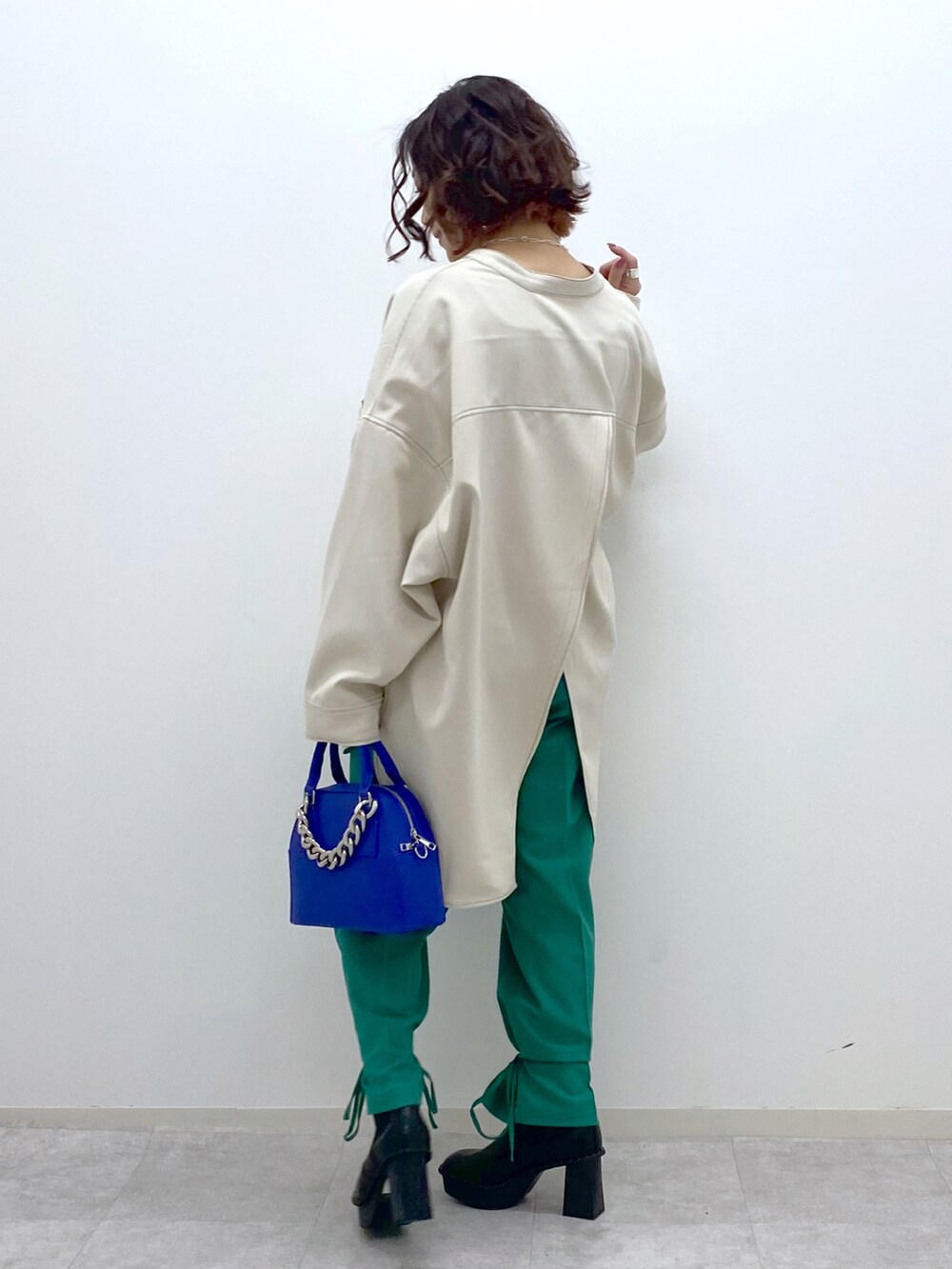 ブラック系のブーツ、ホワイト系のシャツ/ブラウス、グリーン系のその他パンツを着用したレディースの冬コーディネートの4枚目の写真