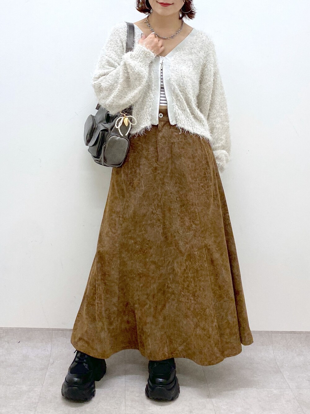 「ブラウン、淡色コーデ、厚底シューズ、秋服準備はじめました、デートコーデ、ショルダーバッグ、休日スタイル、カーディガン、ロングスカート、秋コーデ、低身長、オトナカジュアル、フェザーニット、マーメイドスカート、ショートブーツ」｜「PAGEBOYのラメファインフェザーZIPカーディガン（カーディガン/ボレロ、ホワイト系）」を使った、Chisaさん（レディース・154cm）の秋コーディネートの3枚目の写真