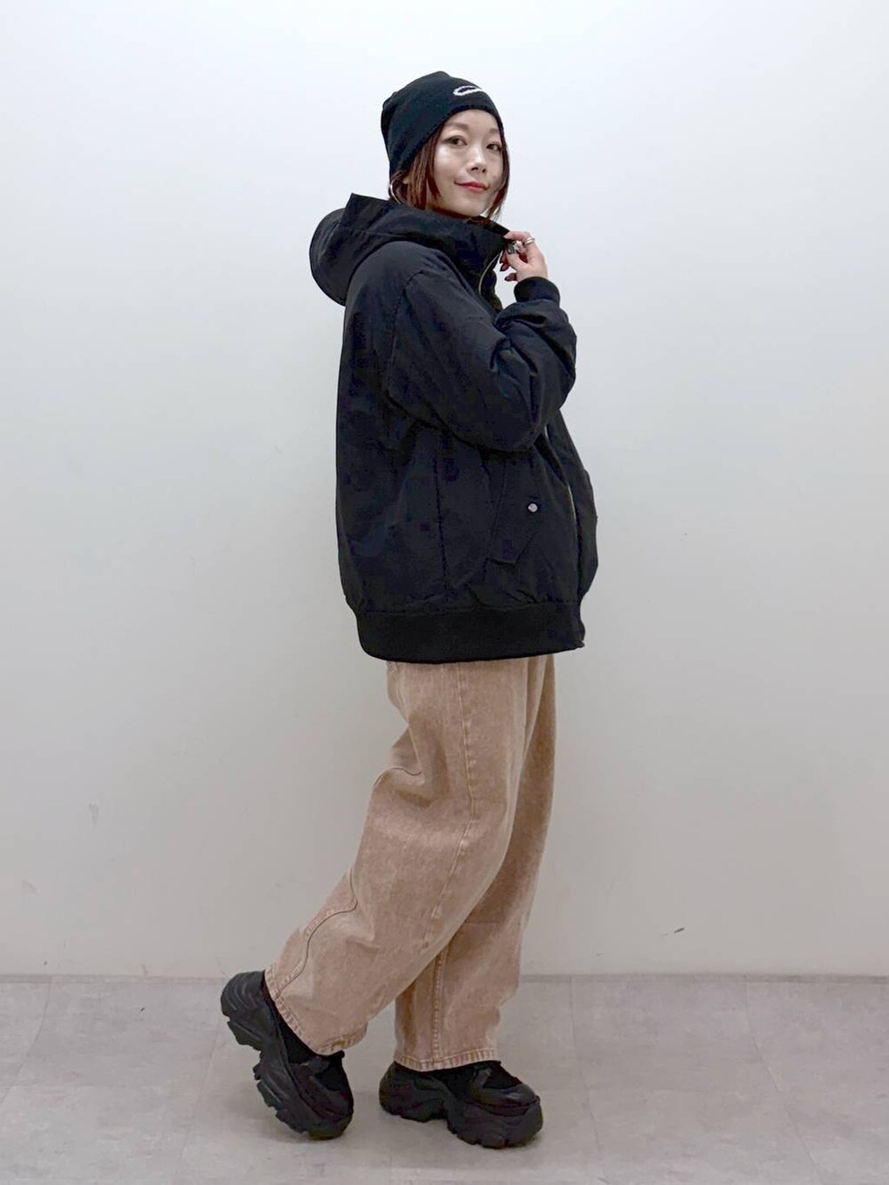 ブラック系のブーツ、ブラック系のボストンバッグ、ブラック系のブルゾンを着用したレディースの冬コーディネートの3枚目の写真