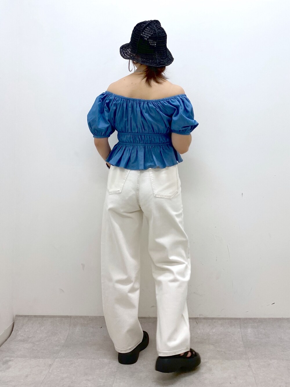ブルー系のシャツ/ブラウス、ホワイト系のデニムパンツ、ブラック系のサンダルを着用したレディースの春コーディネートの6枚目の写真