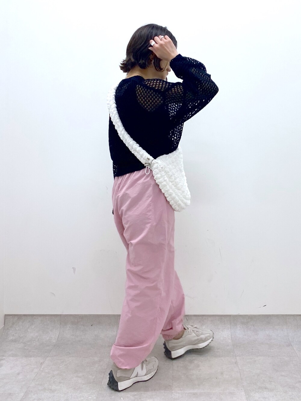 ホワイト系のバッグ、ピンク系のその他パンツ、ブラック系のニット/セーターを着用したレディースの春コーディネートの3枚目の写真