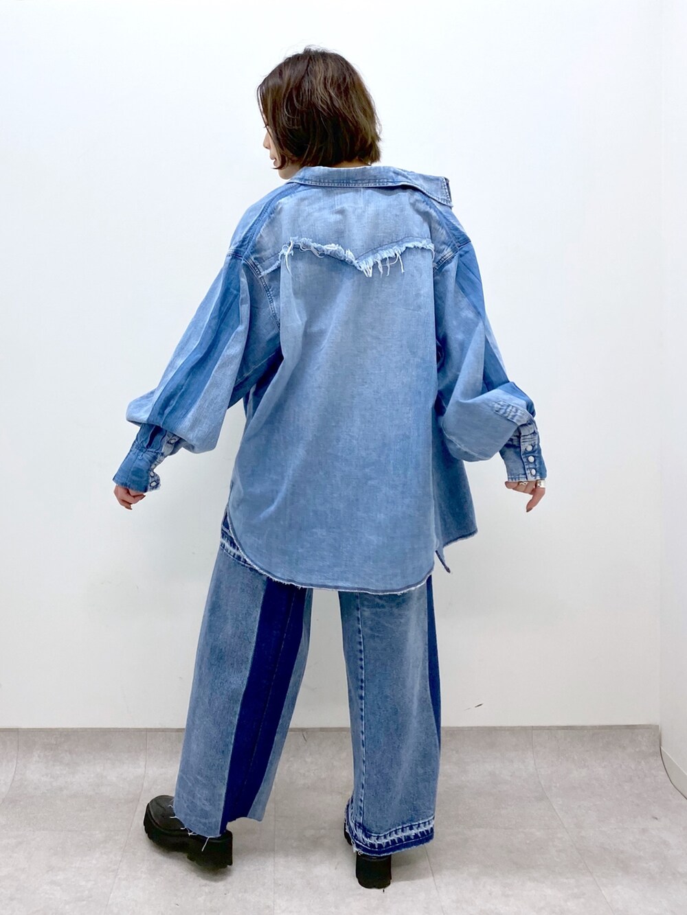 ブルー系のデニムパンツ、ブラック系のローファー、ブルー系のシャツ/ブラウスを着用したレディースの春コーディネートの3枚目の写真