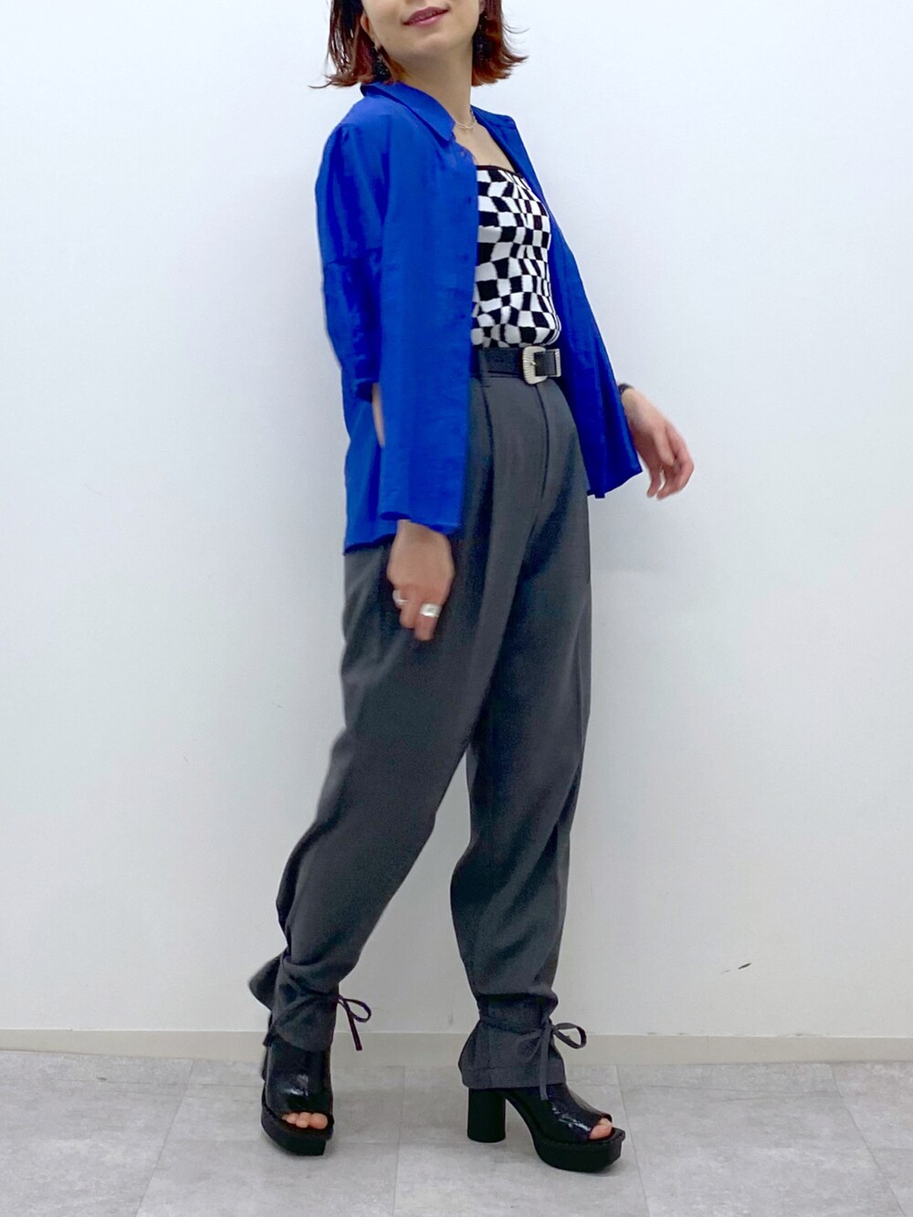 グレー系のその他パンツ、ブラック系のサンダル、ブラック系のタンクトップを着用したレディースの春コーディネートの5枚目の写真