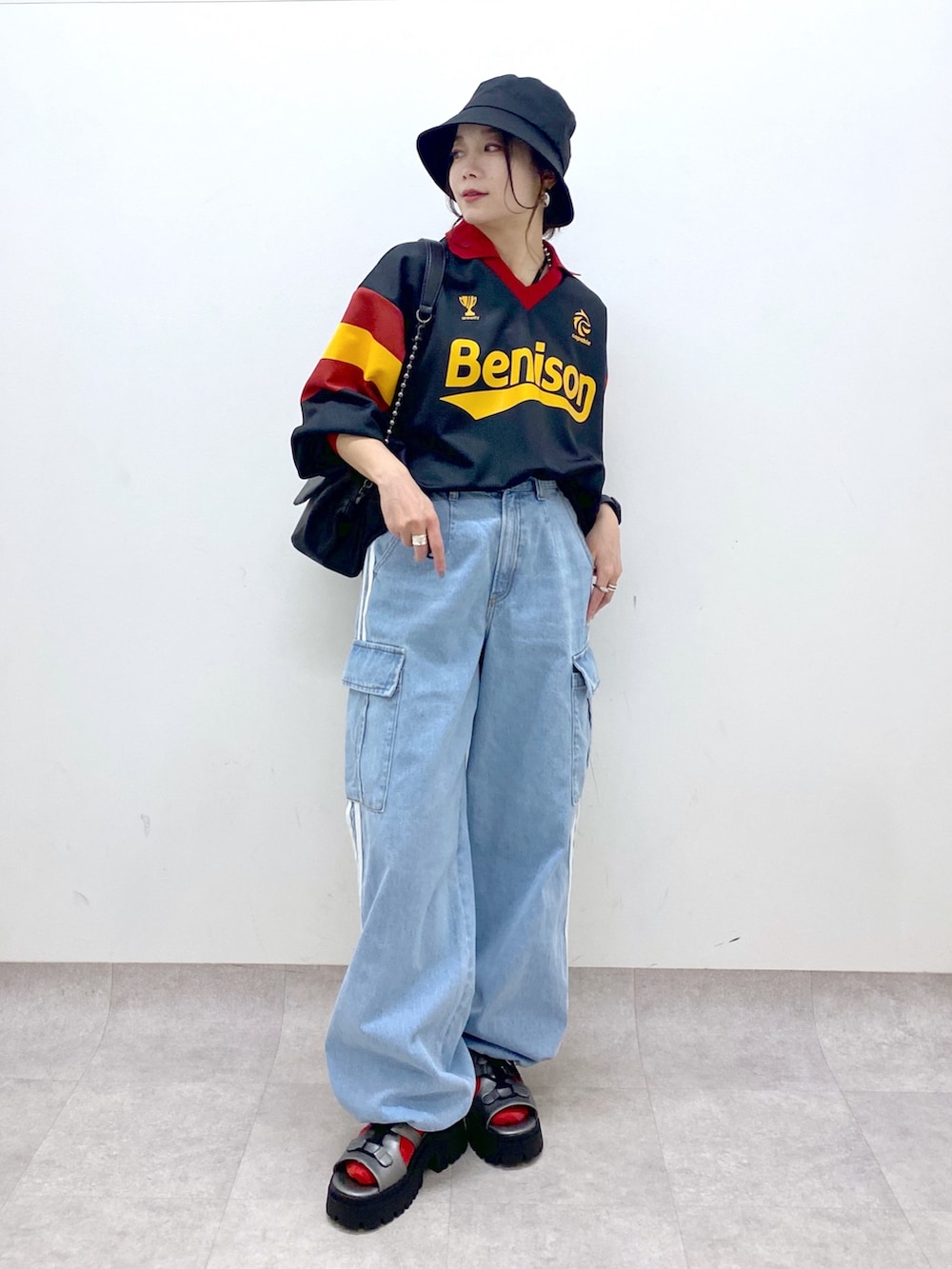 ブラック系のシャツ/ブラウス、ブルー系のデニムパンツ、ブラック系のショルダーバッグを着用したレディースの春コーディネートの8枚目の写真