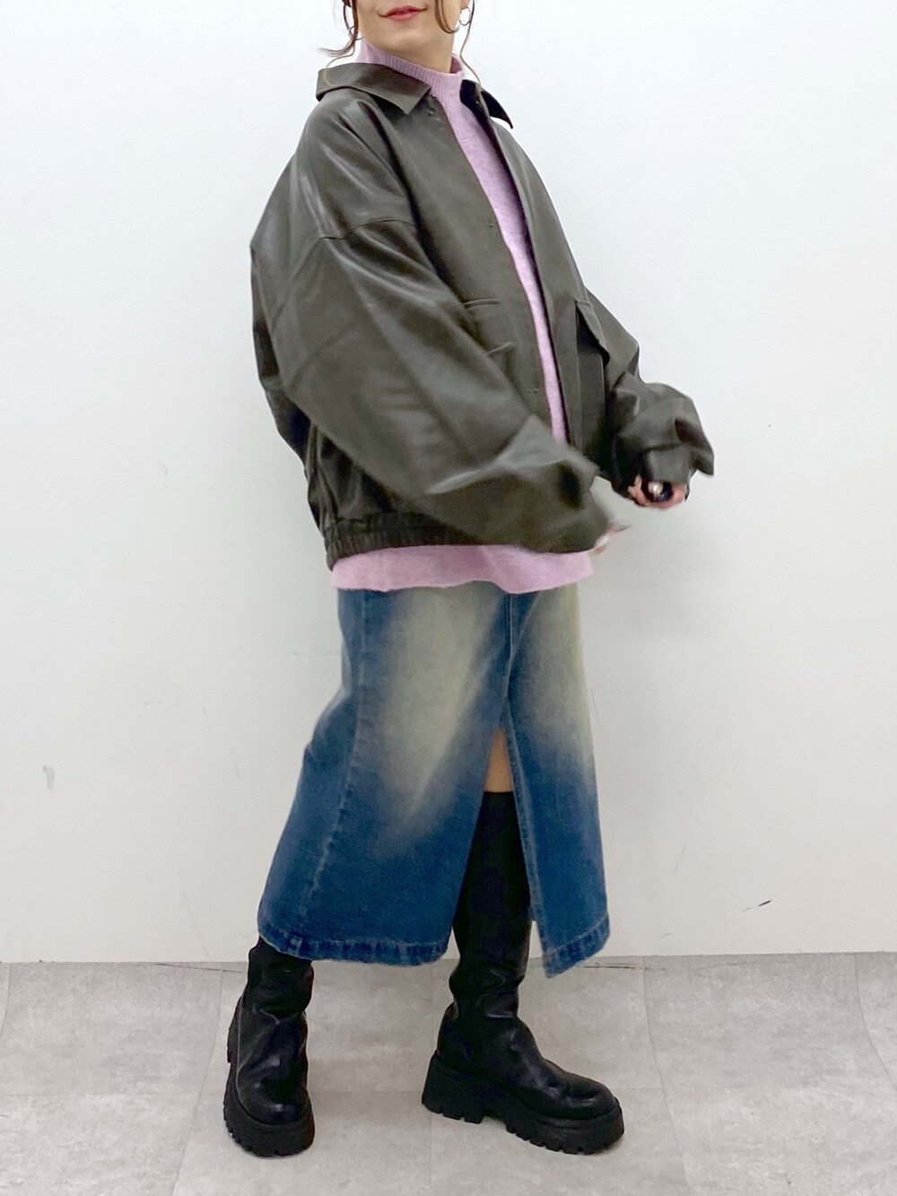 レッド系のニット/セーター、ブルー系のスカート、ブラック系のブーツを着用したレディースの秋コーディネートの4枚目の写真