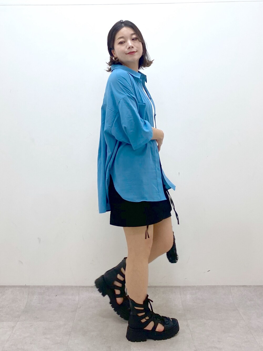 ブルー系のシャツ/ブラウス、ホワイト系のタンクトップ、ブラック系のスカートを着用したレディースの夏コーディネートの8枚目の写真