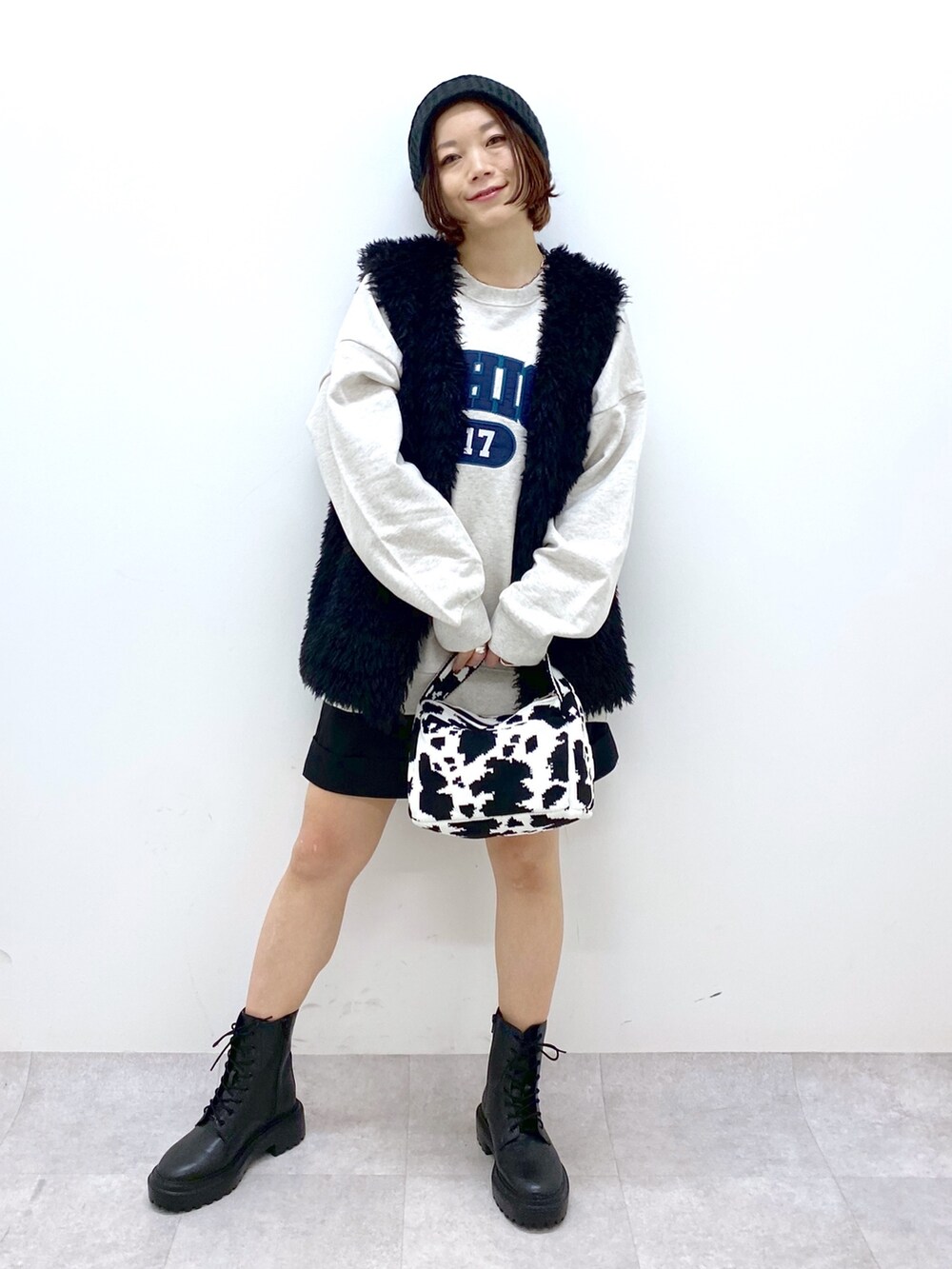 その他のバッグ、ブラック系のシューズ、ベージュ系のトップスを着用したレディースの秋コーディネートの2枚目の写真