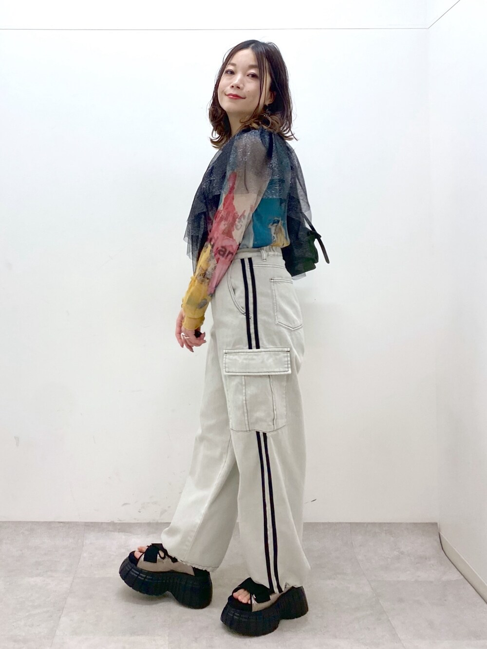 グリーン系のショルダーバッグ、その他のスニーカー、ホワイト系のデニムパンツを着用したレディースの春コーディネートの4枚目の写真