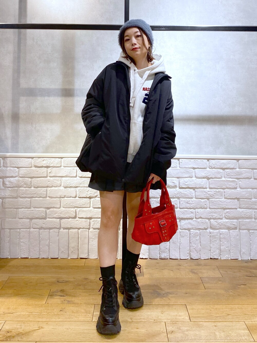 ブラック系のMA-1、グレー系のその他パンツ、ブラック系のブーツを着用したレディースの秋コーディネートの9枚目の写真