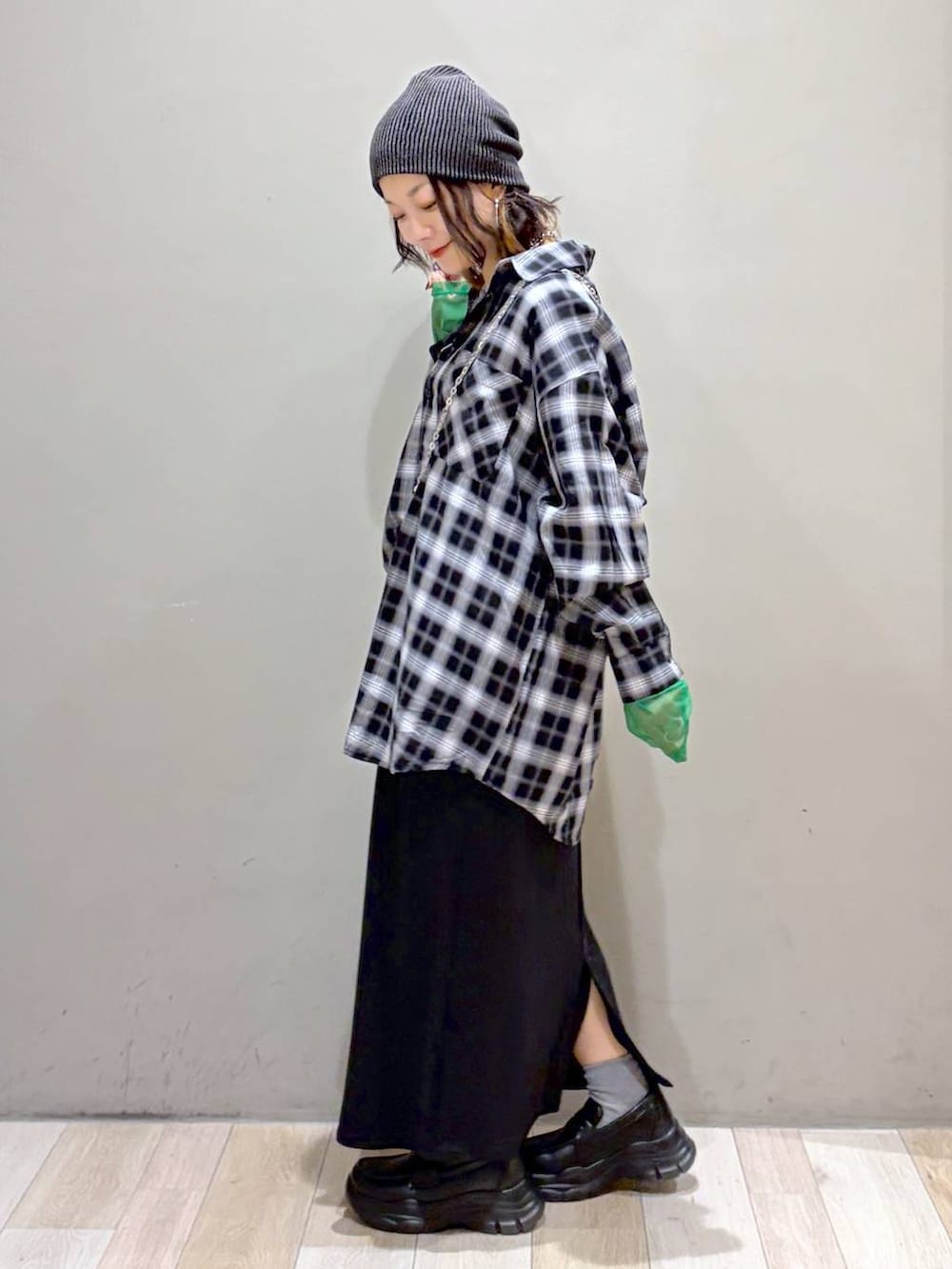 ブラック系のローファー、ブラック系のシャツ/ブラウス、ブラック系のTシャツ/カットソーを着用したレディースの夏コーディネートの7枚目の写真