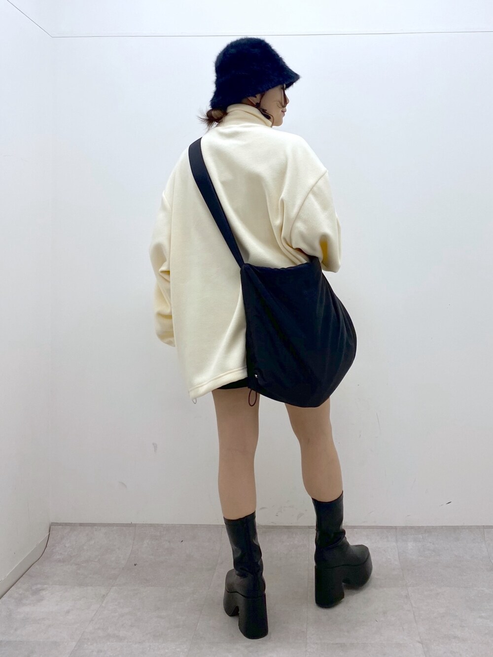 ベージュ系のその他トップス、ブラック系のショルダーバッグ、ブラック系のブーツを着用したレディースの冬コーディネートの4枚目の写真