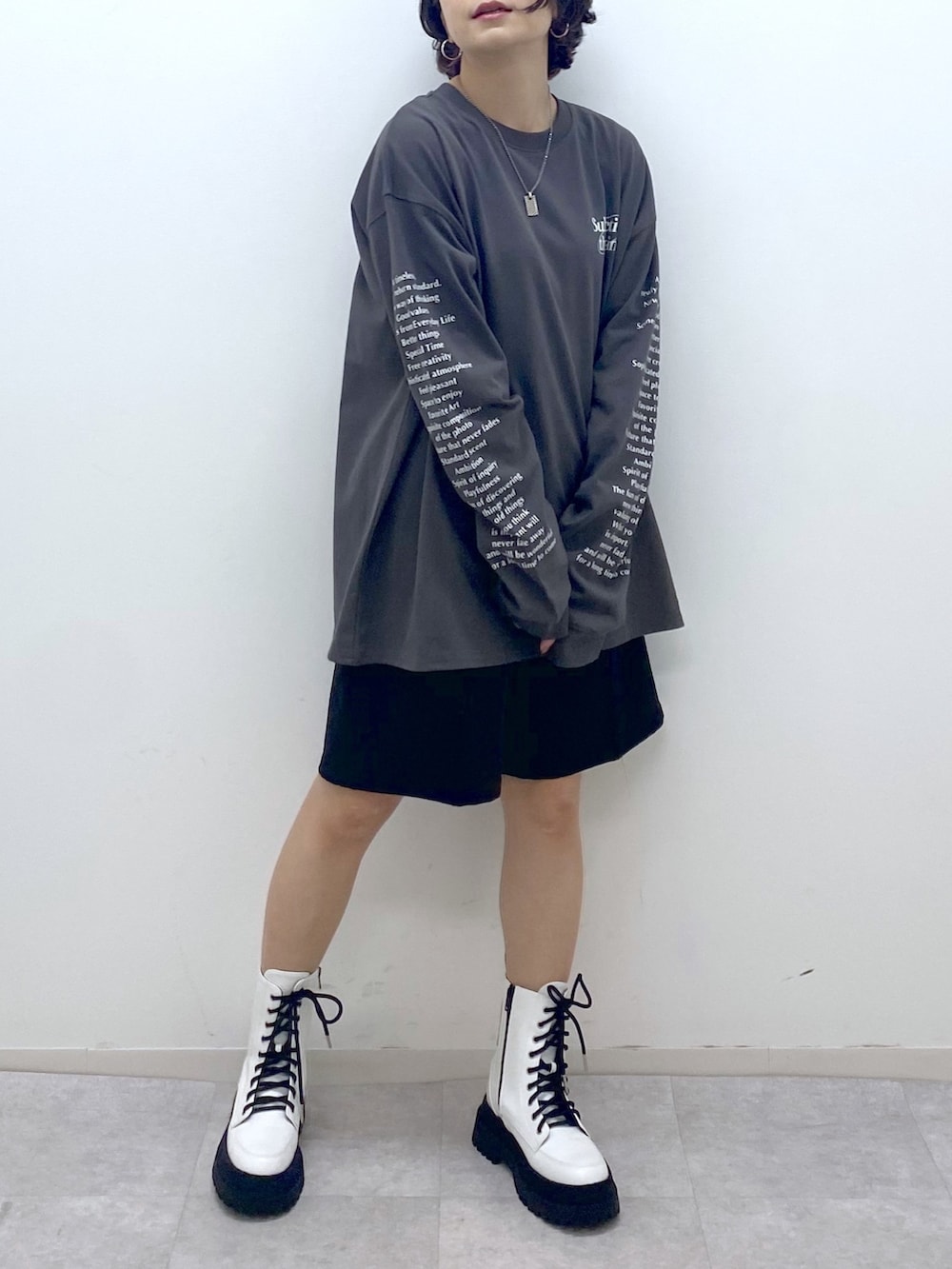 グレー系のTシャツ/カットソー、ブラック系のパンツ、ホワイト系のジャケット/アウターを着用したレディースの秋コーディネートの5枚目の写真