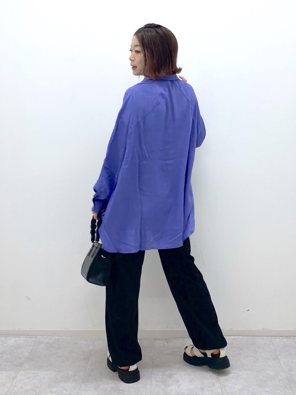 ブラック系のパンツ、ブルー系のシャツ/ブラウス、その他のトップスを着用したレディースの夏コーディネートの2枚目の写真