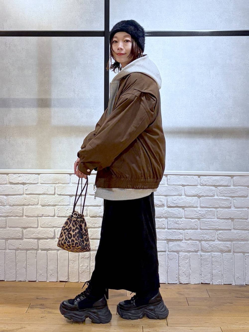 ブラック系のブーツ、ブラウン系のブルゾン、レッド系のニット/セーターを着用したレディースの冬コーディネートの5枚目の写真