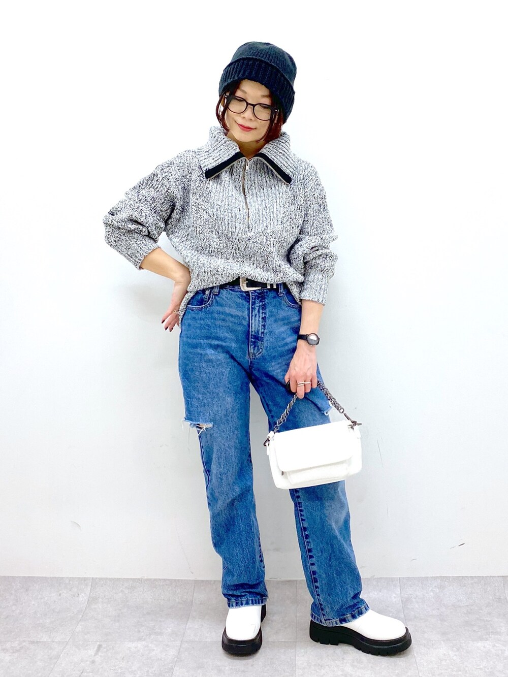 ホワイト系のバッグ、ブルー系のデニムパンツ、ホワイト系のシューズを着用したレディースの秋コーディネートの5枚目の写真