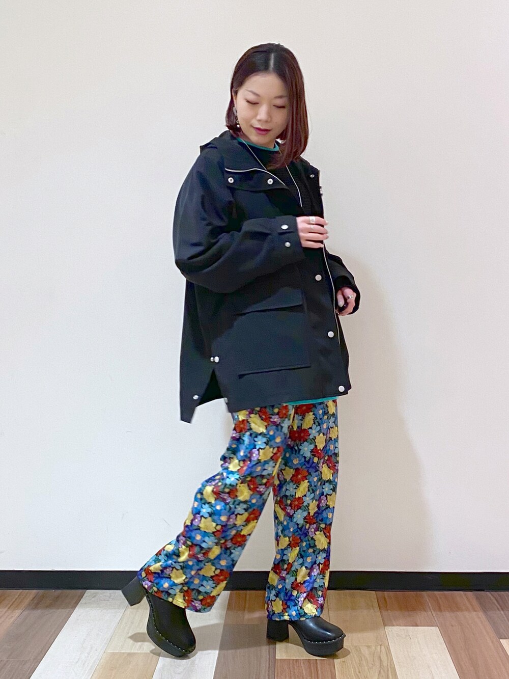 ブラック系のマウンテンパーカー、ブラック系のその他パンツ、ブラック系のブーツを着用したレディースの冬コーディネートの3枚目の写真