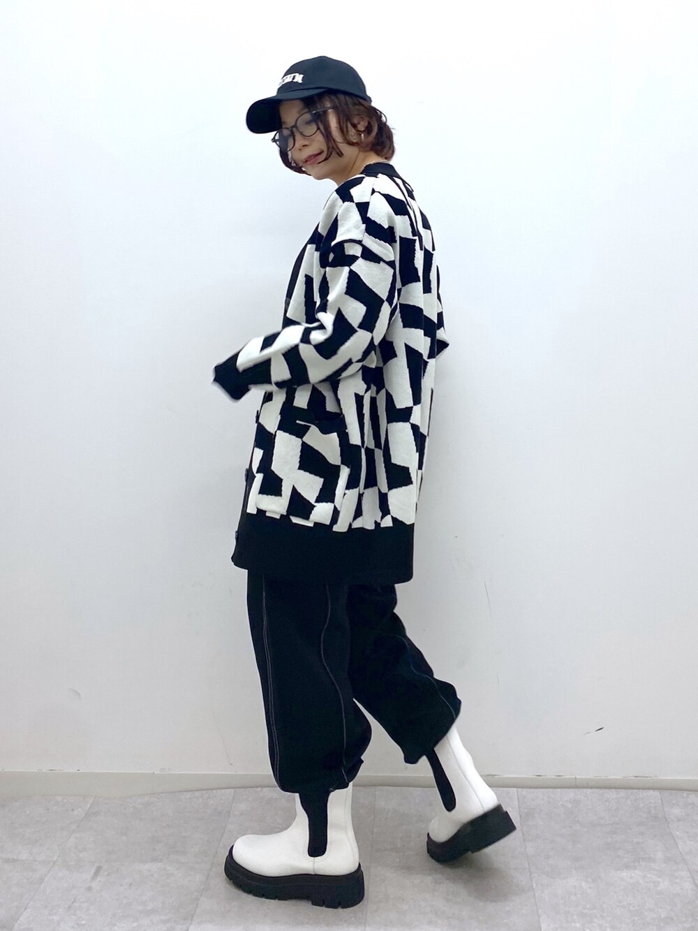 ブラック系のトップス、ブラック系のその他パンツ、ブラック系のトップスを着用したレディースの秋コーディネートの2枚目の写真