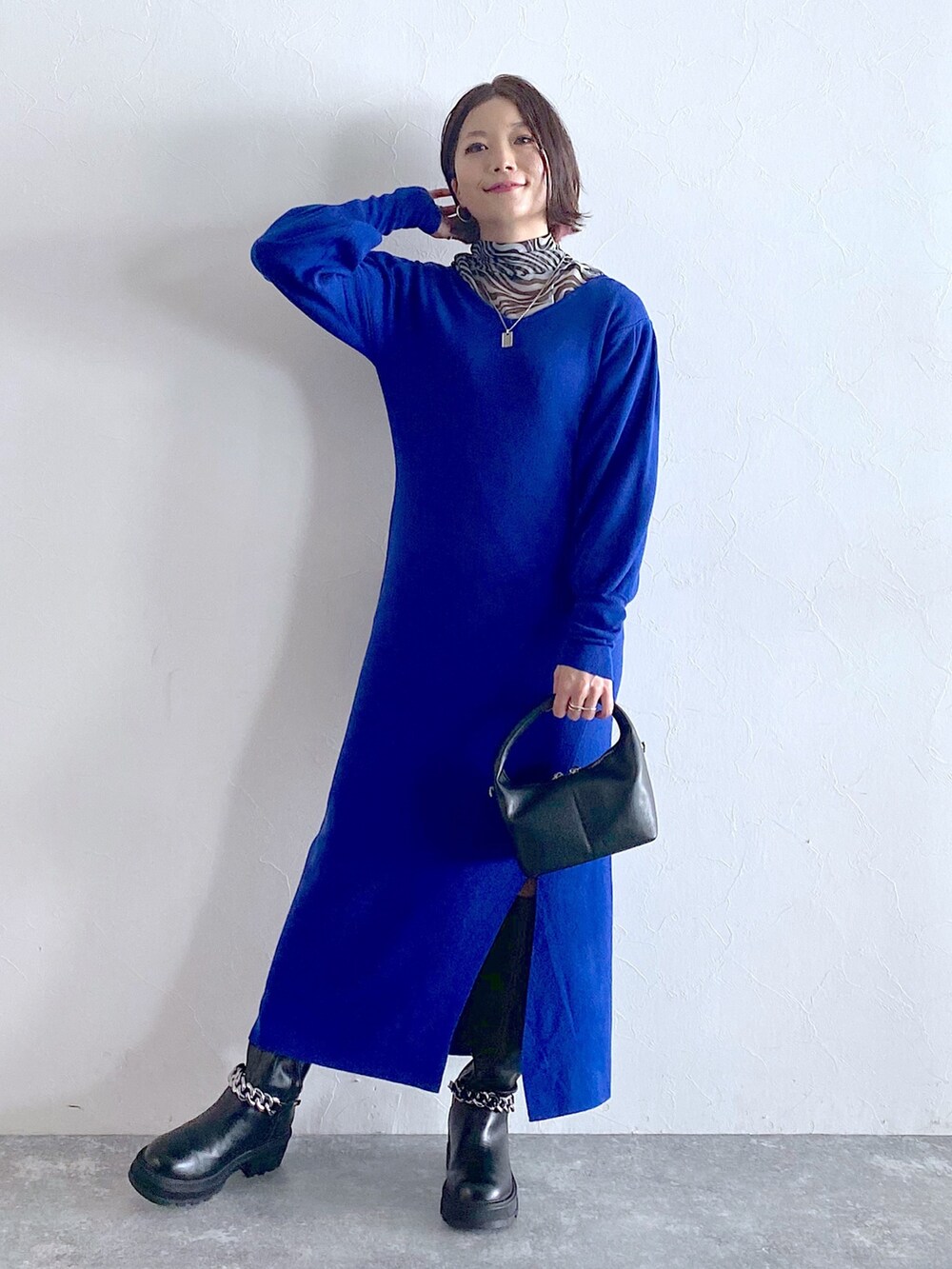 ブラック系のショルダーバッグ、ホワイト系のTシャツ/カットソー、ブルー系のワンピースを着用したレディースの夏コーディネートの5枚目の写真