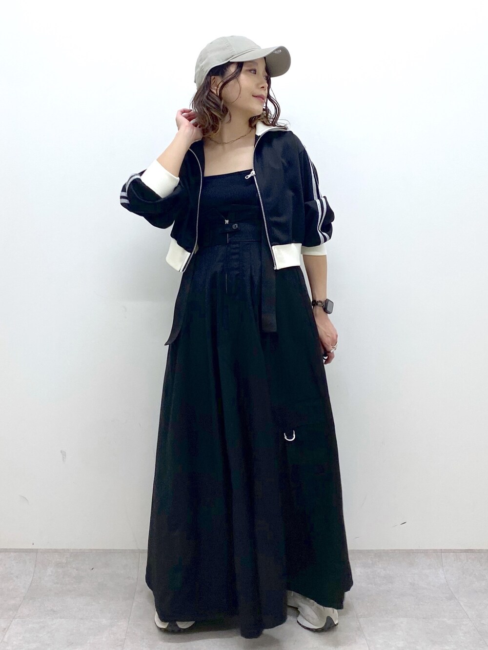 「休日スタイル、きれいめカジュアル、ストリート、キャップ、秋コーデ、お出かけコーデ、スポーツミックス、ワンピース、ロングスカート、ジャンパースカート、ラインジャージ、ショート丈トップス、低身長、オトナカジュアル、モノトーン」｜「PAGEBOYのリメイクライクジャンスカ（ジャンパースカート、ブラック系）」を使った、Chisaさん（レディース・154cm）の秋コーディネートの2枚目の写真
