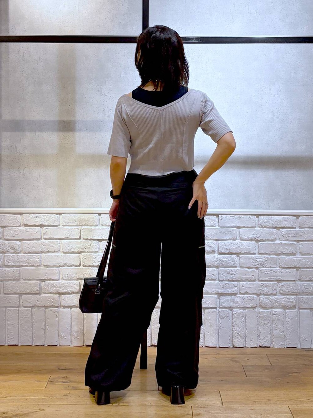 ブラック系のカーゴパンツ、グレー系のTシャツ/カットソー、ブラック系のショルダーバッグを着用したレディースの夏コーディネートの6枚目の写真