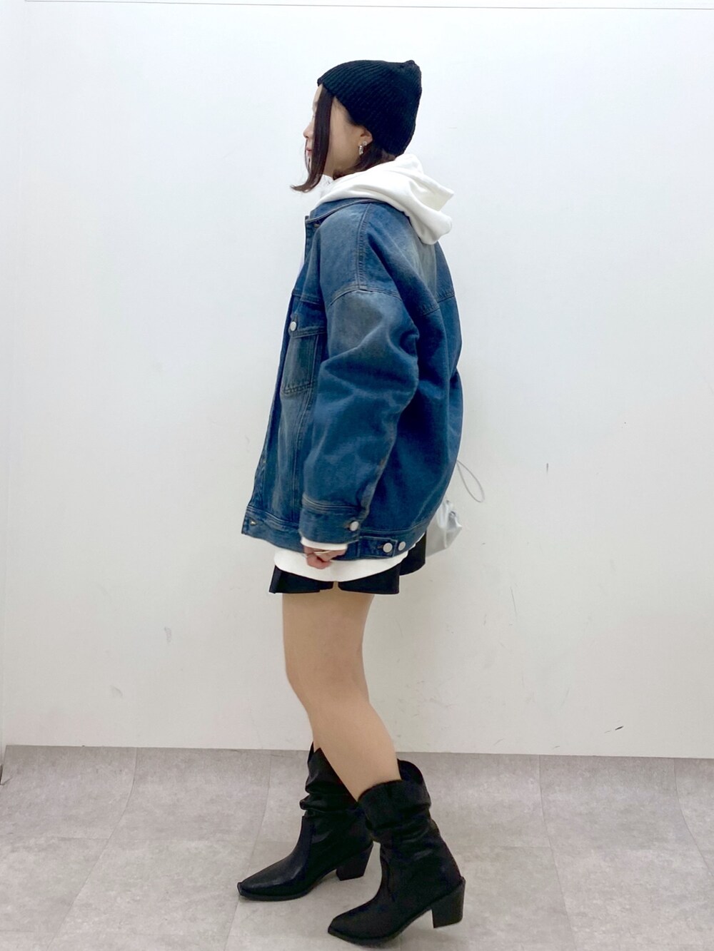 ブルー系のデニムジャケット、シルバー系のショルダーバッグ、ブラック系のその他パンツを着用したレディースの冬コーディネートの5枚目の写真