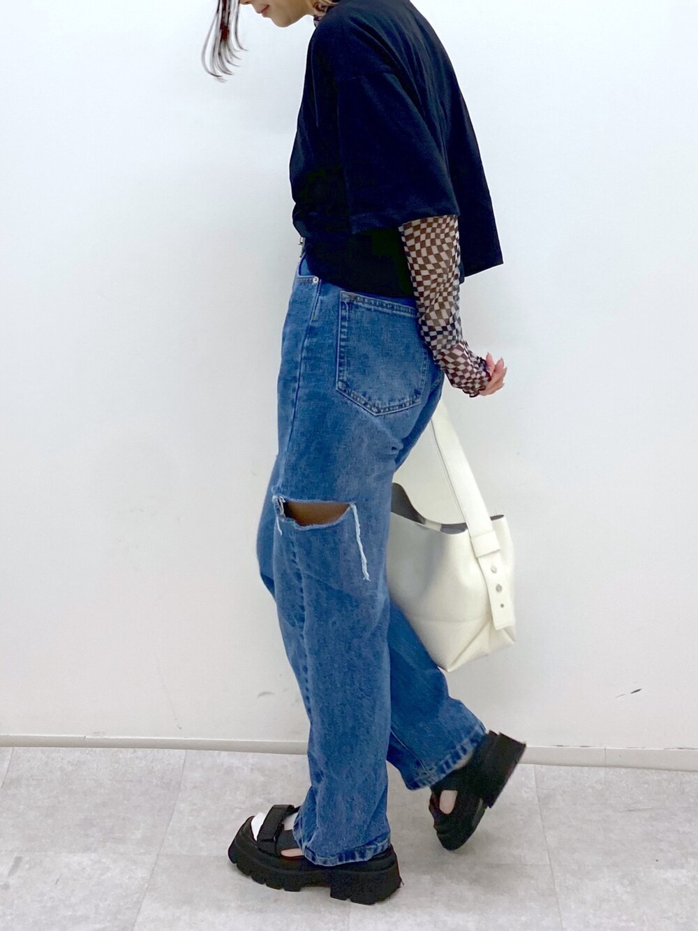 ブルー系のデニムパンツ、ブラック系のサンダル、その他のその他トップスを着用したレディースの夏コーディネートの2枚目の写真