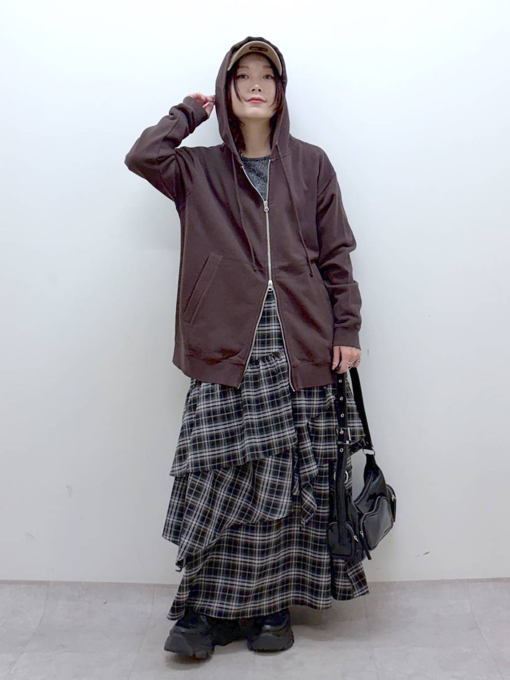 ブラック系のブーツ、シルバー系のTシャツ/カットソー、ブラウン系のパーカーを着用したレディースの冬コーディネートの8枚目の写真