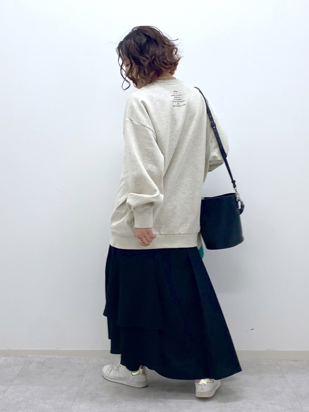 ベージュ系のスカート、ベージュ系のスウェット、ブラック系のショルダーバッグを着用したレディースの春コーディネートの4枚目の写真