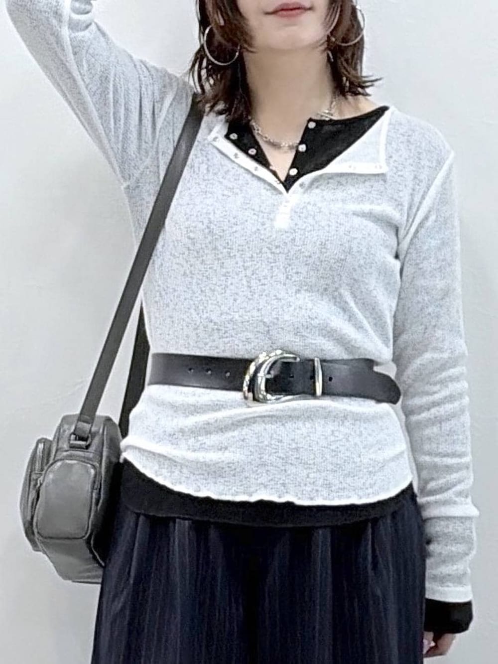 ブラック系のスニーカー、グレー系のショルダーバッグ、ブラック系のTシャツ/カットソーを着用したレディースの春コーディネートの2枚目の写真