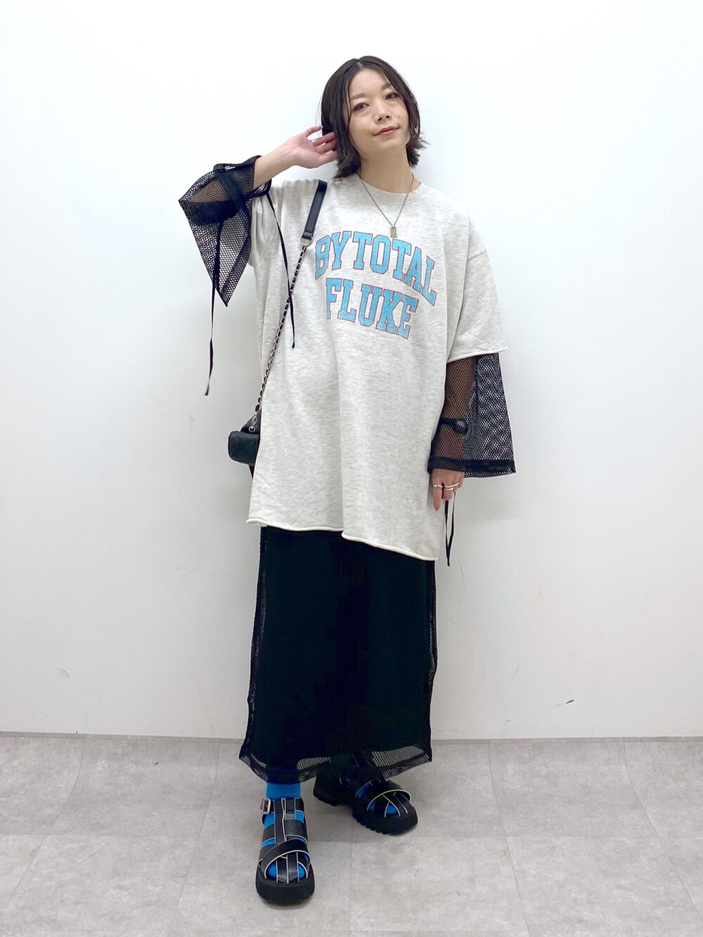 ベージュ系のトップス、ブラック系のワンピース/ドレス、ブラック系のサンダルを着用したレディースの春コーディネートの5枚目の写真