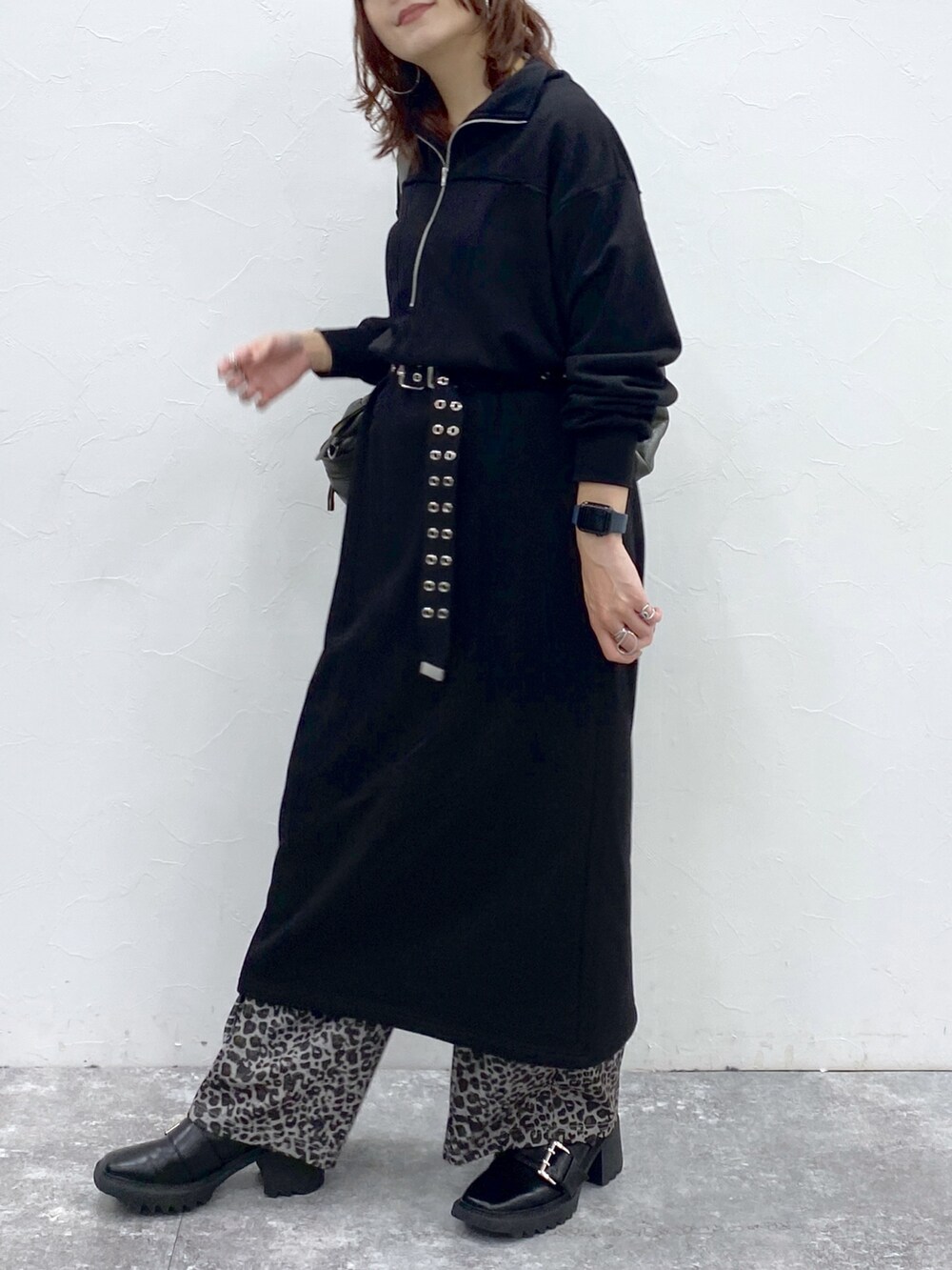 ブラック系のワンピース、その他のその他パンツ、グリーン系のボストンバッグを着用したレディースの秋コーディネートの3枚目の写真