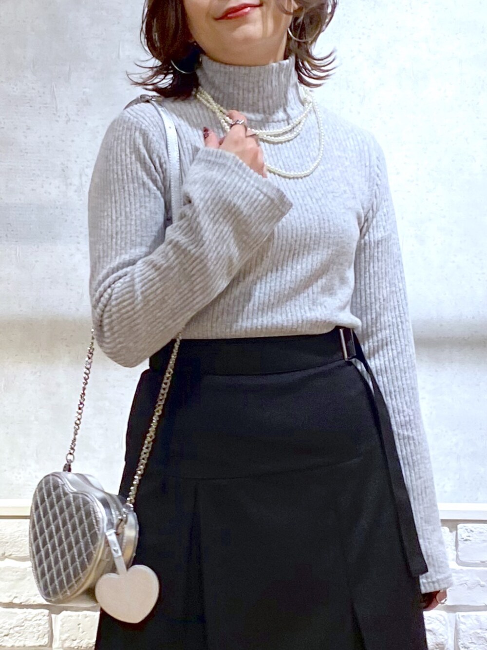 ブラウン系のテーラードジャケット、グレー系のTシャツ/カットソー、ブラック系のスカートを着用したレディースの冬コーディネートの4枚目の写真