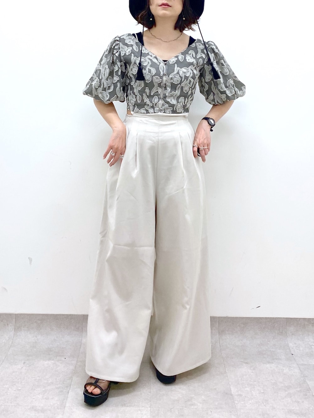 「シアートップス、モノトーン、夏コーデ、休日スタイル、バケットハット、サロペット、淡色コーデ、お出かけコーデ、低身長、オトナカジュアル、モード、ショート丈トップス」｜「PAGEBOYのステッチソールサンダル（サンダル、その他）」を使った、Chisaさん（レディース・154cm）の夏コーディネートの7枚目の写真