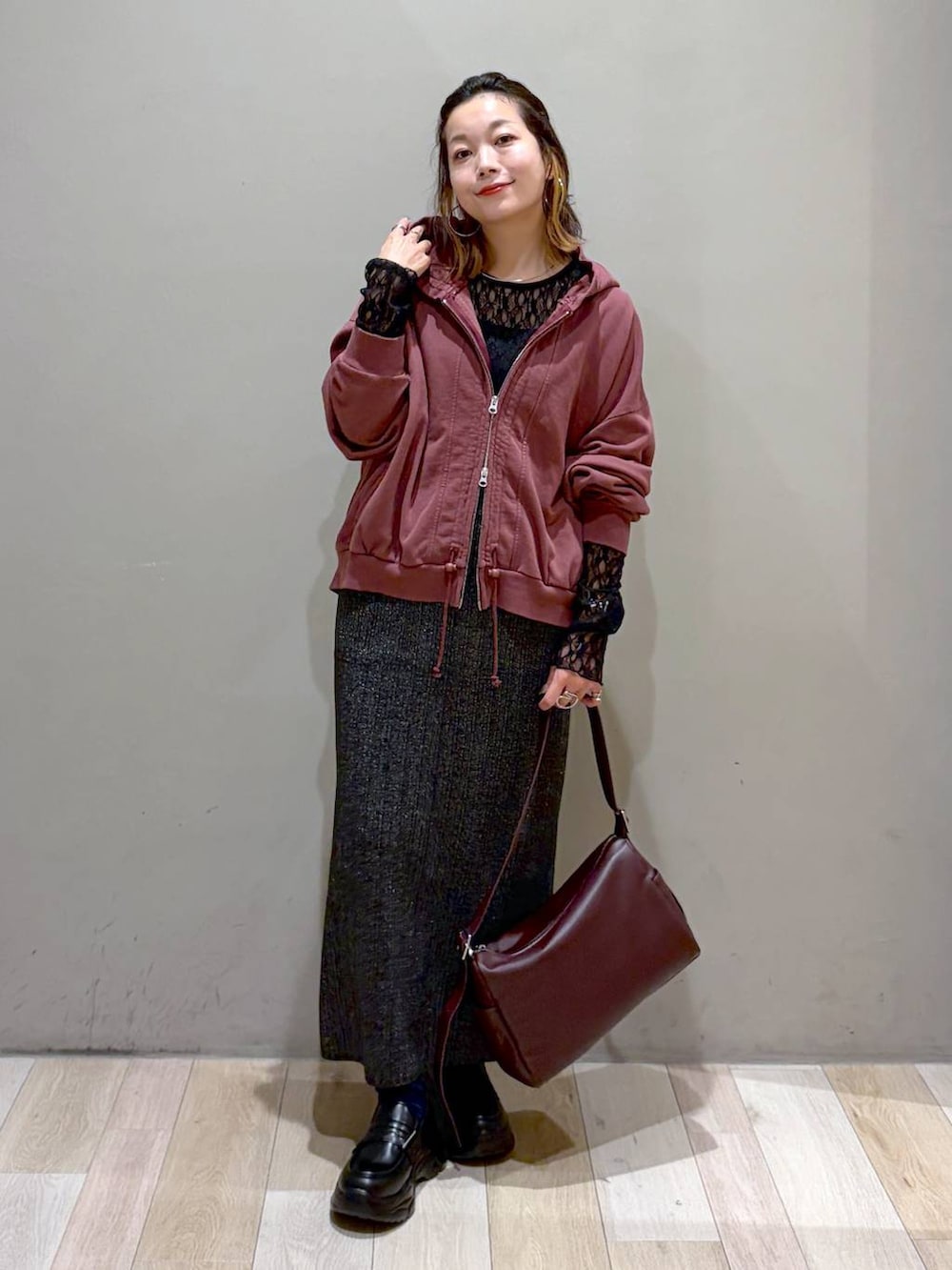 ブラック系のローファー、レッド系のパーカー、ブラック系のTシャツ/カットソーを着用したレディースの秋コーディネートの9枚目の写真