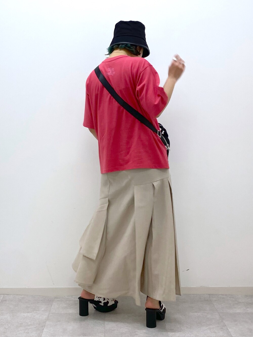 ベージュ系のスカート、ホワイト系のサンダル、ブラック系のショルダーバッグを着用したレディースの春コーディネートの3枚目の写真