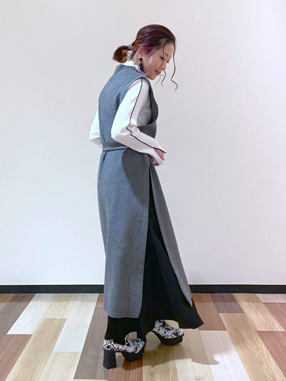 ホワイト系のブーツ、ブラック系のスカート、ホワイト系のニット/セーターを着用したレディースの冬コーディネートの3枚目の写真