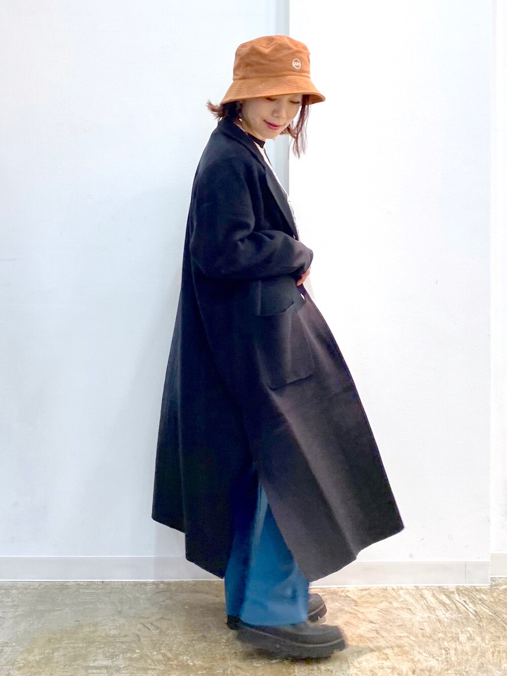 ブラック系のTシャツ/カットソー、ブラック系のブーツ、ブラック系のその他アウターを着用したレディースの秋コーディネートの3枚目の写真