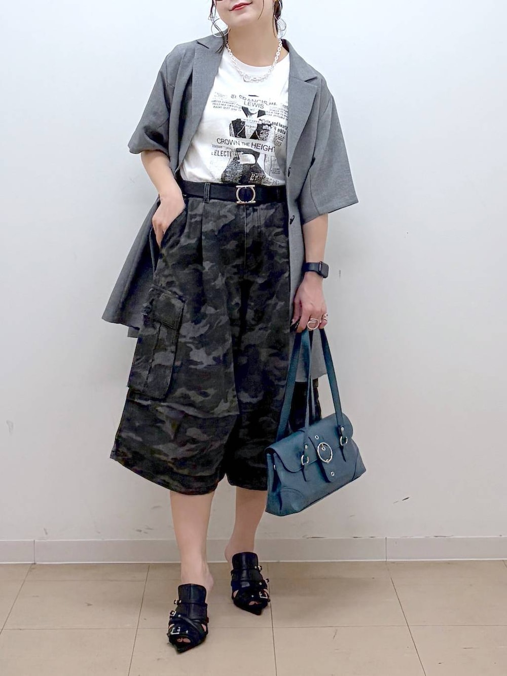 ホワイト系のTシャツ/カットソー、ブラック系のサンダル、グレー系のテーラードジャケットを着用したレディースの夏コーディネートの3枚目の写真