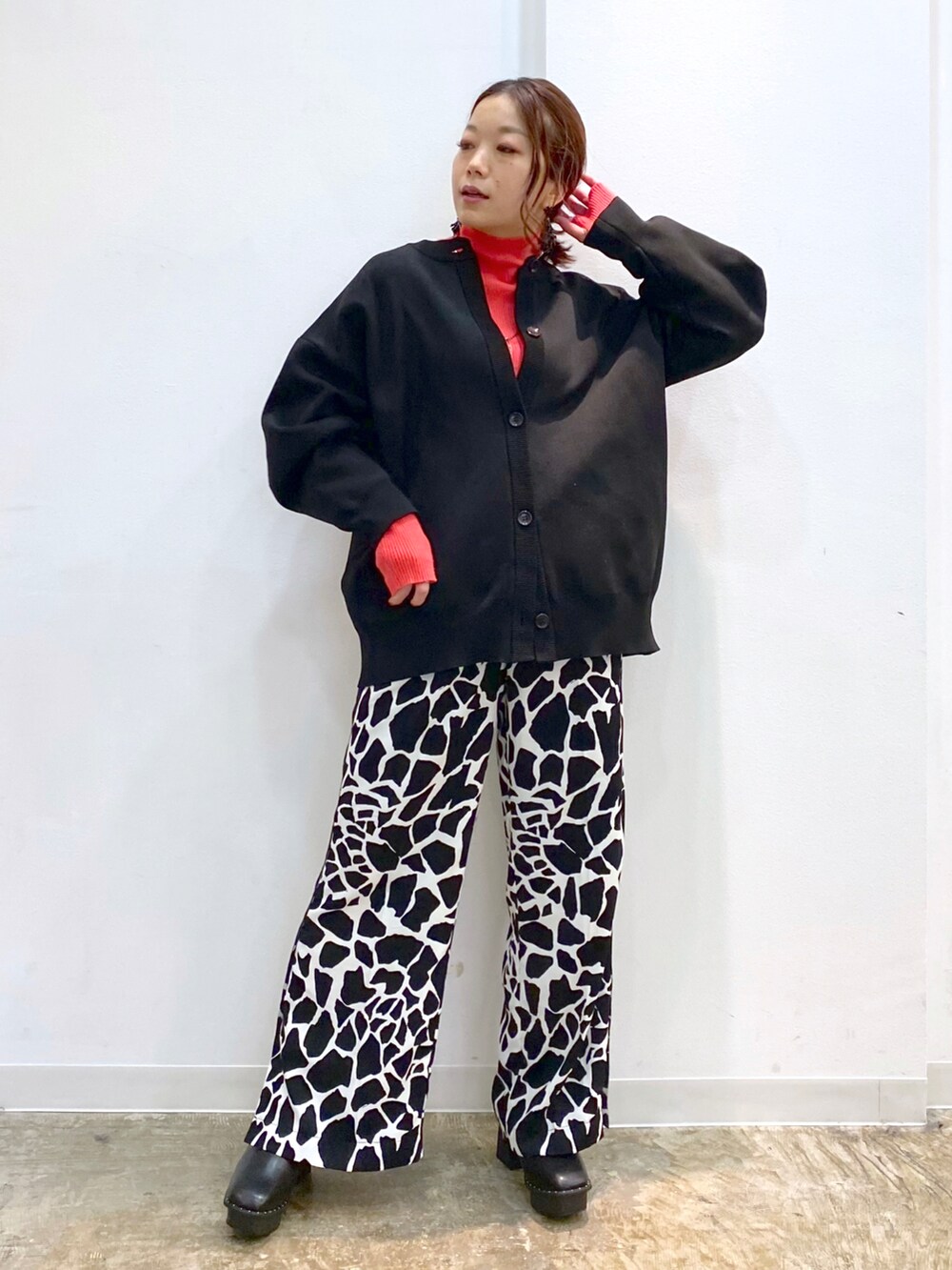 ブラック系のカーディガン/ボレロ、ピンク系のニット/セーター、ブラック系のブーツを着用したレディースの冬コーディネートの5枚目の写真