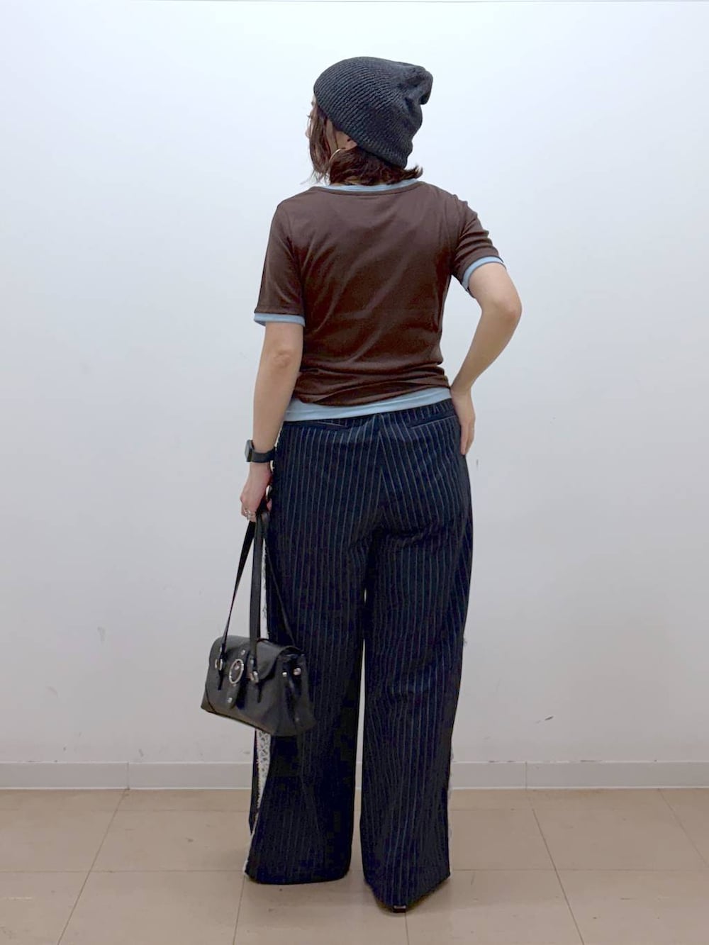 その他のサンダル、ブルー系のスラックス、ブラウン系のTシャツ/カットソーを着用したレディースの夏コーディネートの6枚目の写真