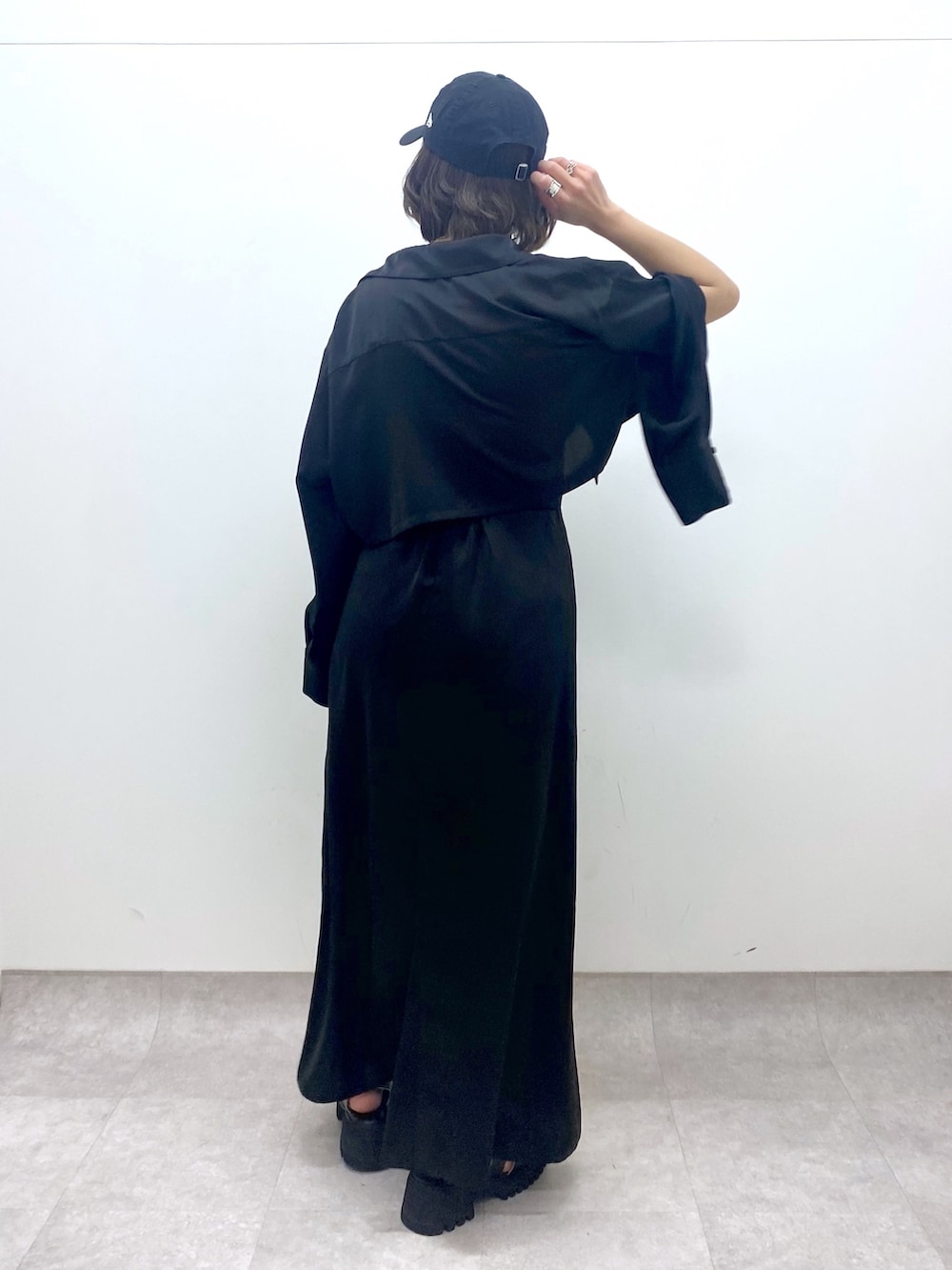 その他のトップス、ブラック系のワンピース/ドレス、ブラック系のサンダルを着用したレディースの春コーディネートの4枚目の写真