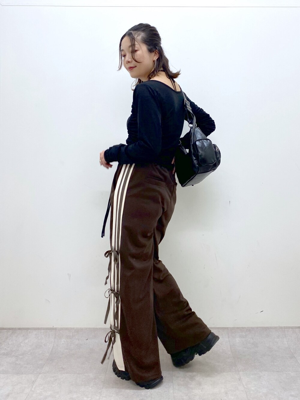 ブラウン系のその他パンツ、ブラック系のTシャツ/カットソー、ブラック系のショルダーバッグを着用したレディースの夏コーディネートの8枚目の写真