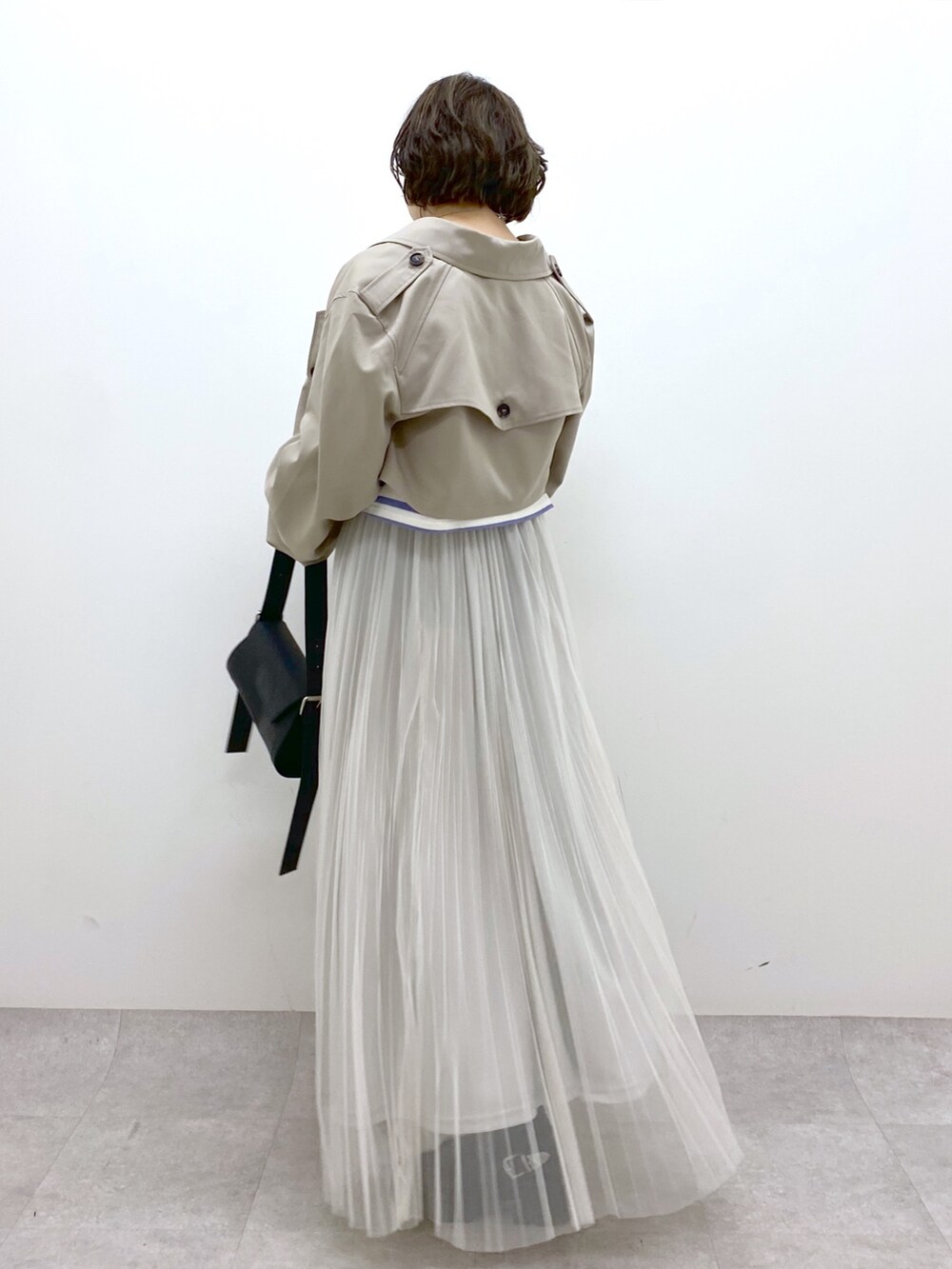 ベージュ系のジャケット/アウター、パープル系のトップス、ホワイト系のスカートを着用したレディースの春コーディネートの3枚目の写真